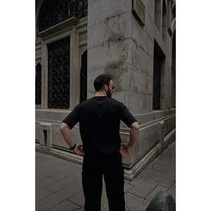 Camiseta Negra de Gran Gramaje con Estampado 'Unlimited Adventure' Estilo Urbano, 240 Gramos de Tela, Muestra Gratuita Comprimida - Product Image 1