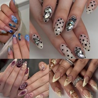 Faux ongles à presser en acrylique, forme amande moyenne, courts, avec motif à carreaux rouge bordeaux, nœud et cœur, perles dorées et strass, à coller