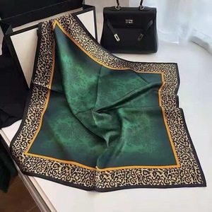 Bandana Etnica Multifunzionale dal Design Elegante per Donne, Foulard Quadrato con Stampa Digitale Effetto Seta - Product Image 2