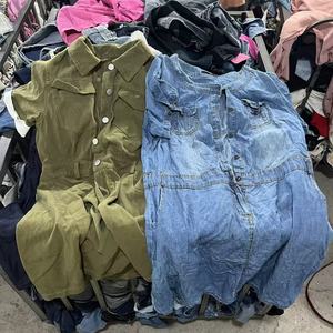 Venta al por mayor directa de fábrica: Vestidos de mezclilla usados para mujer, Grado A, Pacas de vestidos de jean de segunda mano de 45 kg, Tallas mixtas, Vestidos usados premium a granel. - Product Image 3