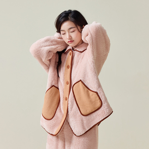 Charmant pyjama rose pour femme-Ultra-doux, chaud et élégant avec bordure marron parfait pour un sommeil d'hiver confortable - Product Image 4