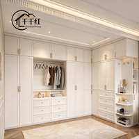 Armoire de dressing moderne en bois massif avec aménagement intérieur réglable pour des besoins de rangement personnalisés