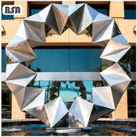 Sculpture d'eau géométrique abstraite moderne personnalisée BSA en acier inoxydable 304/316L pour l'art public extérieur des centres de villégiature