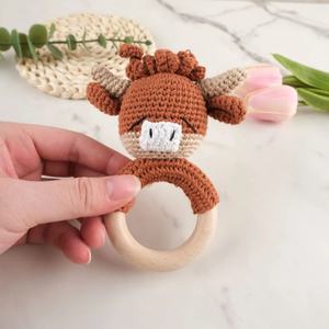 Offre Spéciale : Hochet Bébé Vache des Highlands Amigurumi au Crochet Fait Main, Jouet Doux en Peluche Bovin, Jouet de Dentition <span class=keywords><strong>Taureau</strong></span> pour Confort et Soulagement des Gencives des Nourrissons - Product Image 3