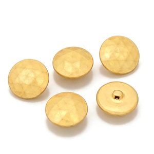 Boutons ronds en métal doré avec logo en relief et motif diamant pour costume de smoking classique, veste et blazer - Product Image 5