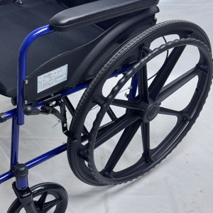 Silla de ruedas manual KY811A azul brillante anticaídas para ancianos y discapacitados, tipo empuje, con estructura de acero. - Product Image 2