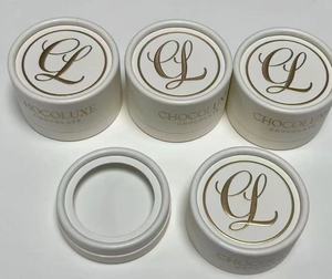 Caja de Chocolate Cilíndrica Rígida Reutilizable Chocoluxe, Cartón Color Marfil, Impresión Vainilla, Lámina Dorada, Logotipo Personalizado, Empaque de Alta Gama, Grado Alimenticio - Product Image 1