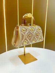 กระเป๋าถือสะพายข้างผู้หญิงแบบใหม่ ดีไซน์หรูหรา ขนาดใหญ่ จุของได้เยอะ เหมาะสำหรับงานเลี้ยงอาหารค่ำ งานร้องคาราโอเกะ พร้อมสายโซ่ ปิดแบบเปิดได้ รุ่น Tanjing - Product Image 2