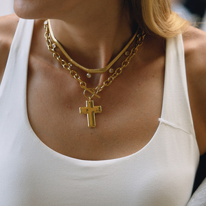 Collier pendentif croix vintage poli en acier inoxydable plaqué or 18 carats PVD J&D pour femme avec fermoir OT – Cadeau - Product Image 2