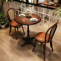 Ensemble de table de bistrot ronde vintage, plateau en bois massif avec base en fonte et chaises en rotin courbé pour café, restaurant, bistrot