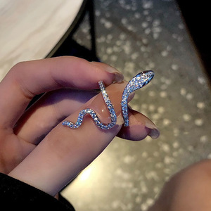Anello a Forma di Serpente per Donne, Gioiello Aperto Regolabile alla Moda, Chic e Minimalista per Uso Quotidiano - Product Image 6