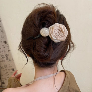 Vente en gros Accessoire de cheveux à griffes pour femmes avec ruban séché <span class=keywords><strong>Fleur</strong></span> de rose Design Tissu <span class=keywords><strong>Chignon</strong></span> Twist Clip Plastique Dos Artistique <span class=keywords><strong>Pince</strong></span> à cheveux - Product Image 3