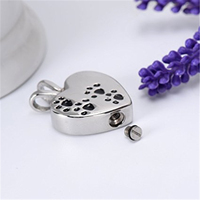 Joyería Funeraria Infantil de Acero Inoxidable Plateado con Huella de Pata Negra y Corazón, Ecológica, Duradera e Impermeable