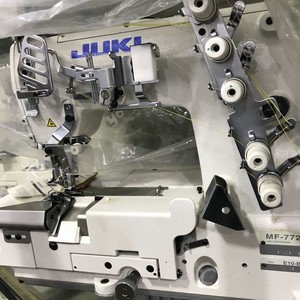 Máquina de Coser Industrial Usada Juki 7723 de Tres Agujas con Puntada Interlock y Cama Plana - Product Image 4