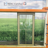 Ventana abatible de aluminio de alta eficiencia energética con triple acristalamiento y rejillas.