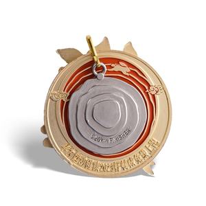 Medalla Deportiva Metálica Personalizada con Diseño Único y Especial en Forma de Trofeo 3D - Product Image 2