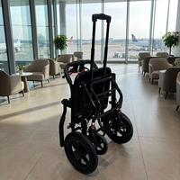 Fauteuil roulant pliable léger pour personnes handicapées avec cadre haute résistance et siège en maille respirante