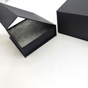Boîte à Bijoux Noire à Fermeture Magnétique Personnalisée avec Logo ZFG01 en Papier Kraft Gaufré pour Emballage Cadeau en Gros - Product Image 4