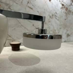 Miroir de salle de bain mural avec base en chrome poli et abat-jour en verre trempé givré pour une éclairage douce et uniforme - Product Image 3