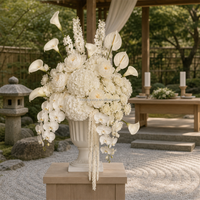 Bola Bunga Hydrangea Hijau Burgundy Ramah Lingkungan yang Elegan dengan Sentuhan Alami untuk Upacara Pernikahan di Gereja Dalam Ruangan dengan Pita Gantung