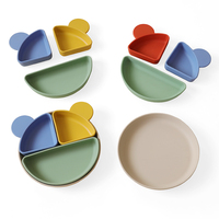 Ensemble repas bébé en silicone de qualité alimentaire avec assiette à ventouse, bavoir, bol, tasse, cuillère, fourchette, set de table et logo personnalisé