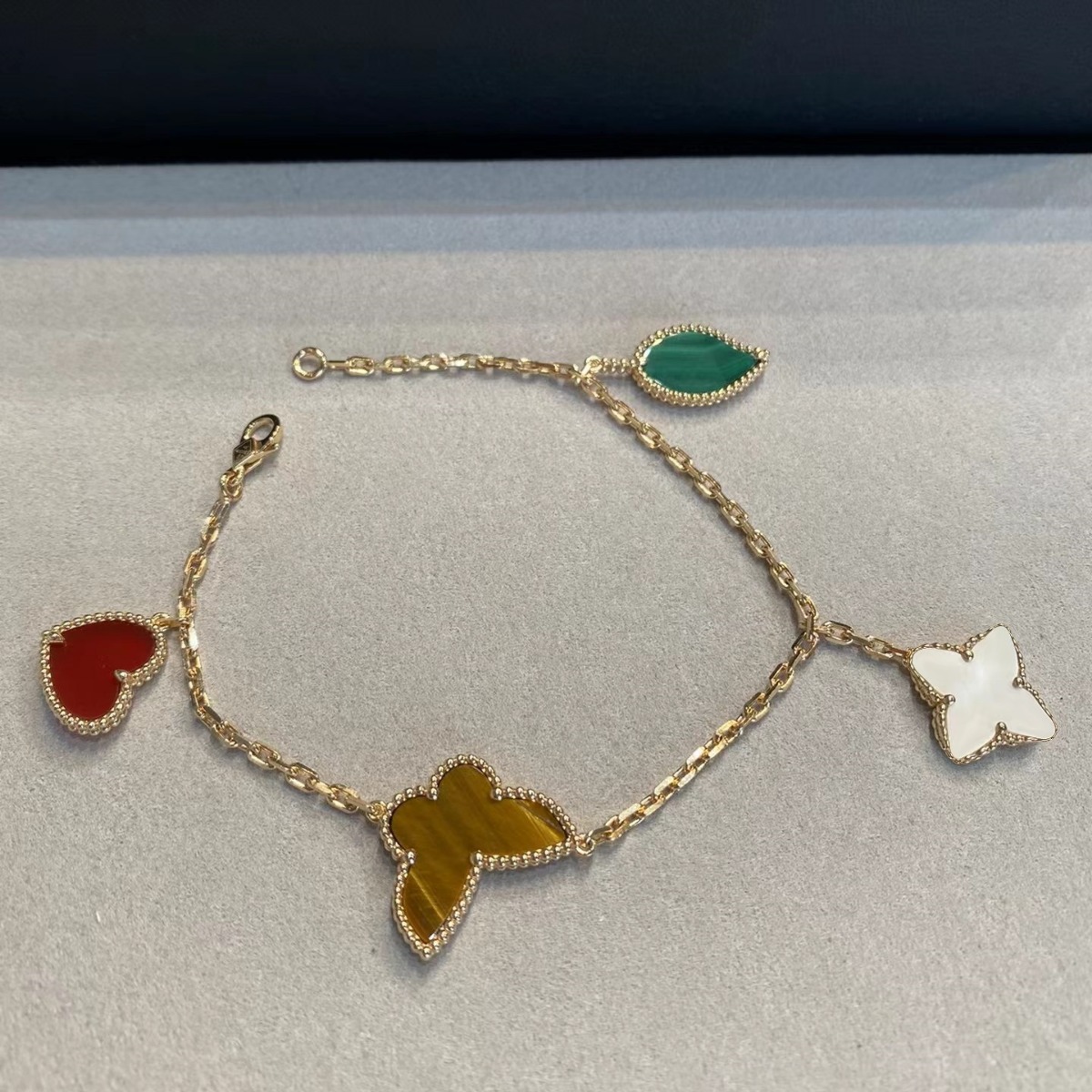Bracelet quatre fleurs aléatoires en or rose