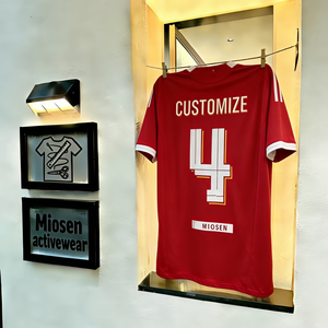 Camiseta Roja Icónica del Anfield - Estilo Liverpool para <span class=keywords><strong>el</strong></span> Hogar con Detalles Dorados - Uniforme Personalizado del Equipo - Product Image 1