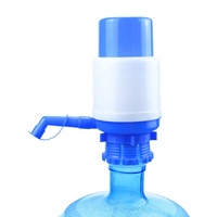 Distributeur d'eau manuel portable en plastique de 19 litres/5 gallons, mini pompe à eau manuelle pour bouteille, cuisine, voyage, bleu + blanc JN-004
