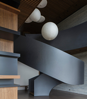 VIKO Intérieur de haute qualité Vente à chaud Intérieur de style noir Pédale en bois Escalier incurvé Escalier en colimaçon