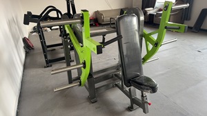 Machine à développer les épaules à charge de poids, design assis, pour la musculation des deltoïdes et du haut du corps en salle de sport - Product Image 3