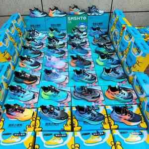 C3228 Vente en gros usine, prix abordable, baskets pour enfants en stock, respirantes, légères, en maille, pour la course et le sport, modèles variés - Product Image 1