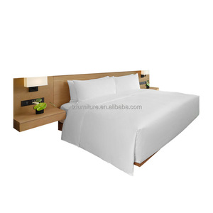 Ensemble de mobilier d'hôtellerie chic industriel pour chambre d'hôtel : Cadre de lit en bois personnalisé à faible coût avec tête de lit, tables de chevet et ottoman - Product Image 6