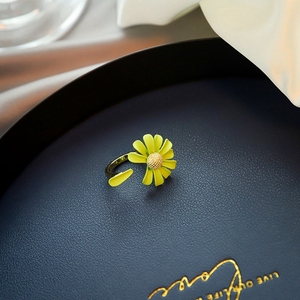 Di modo Caldo Femminile Dei Monili Del Polsino del Metallo Regolabile Fiore Verde Bianco Daisy Donne Anelli Fasce o Anelli di Fidanzamento Da Sposa Alla Moda - Product Image 6