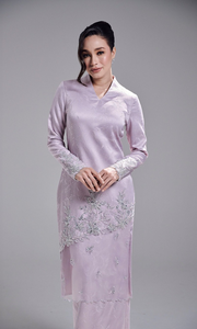Ensemble deux pièces <span class=keywords><strong>Baju</strong></span> <span class=keywords><strong>Kurung</strong></span> violet lilas en jacquard texturé, tunique longue à col en V, manches à dentelle florale ornée de strass, ourlet diagonal, style musulman - Product Image 6