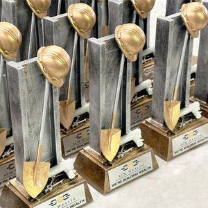 कस्टम उत्कीर्णन लोगो धातु प्लेट फावड़ा और हार्डहैट फोरमैन औपचारिक निर्माण ट्रॉफी पुरस्कार - Product Image 2