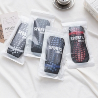 Vente en gros de chaussettes de yoga antidérapantes en coton éponge peigné de haute qualité pour femmes chaussettes de cheville antidérapantes pour Pilates Trampoline Fitness
