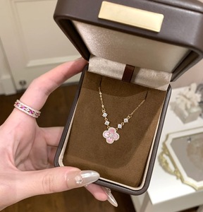 Collier Trèfle à Quatre Feuilles en Pierre Naturelle Rose Exquise Incrustée de Poudre Brillante et de Diamants, Collier Fleur Porte-Bonheur - Product Image 5