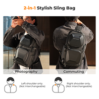 Sac à bandoulière pour appareil photo K&F Concept, un appareil photo avec deux objectifs, en cuir noir, compartiments supérieur et inférieur en tissu.