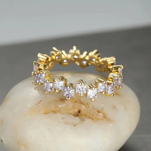 Anello Quadrato Scintillante Offset per Donne, Gioiello da Dito Creativo e alla Moda - Product Image 6