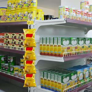 Venta caliente supermercados venta al por menor plástico Clip tira pantalla colgante con bolsillo - Product Image 6