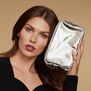 PU cuir métallisé argent fermeture éclair sac cosmétique personnalisé maquillage de luxe en relief sacs cosmétiques sac de lavage pour voyage pour les femmes - Product Image 6