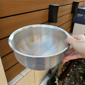 Bol de cuisine robuste en acier inoxydable SFB102 avec passoire intégrée, échelle de mesure intérieure, passoire perforée fine pour la préparation des aliments - Product Image 4