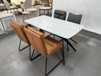 Table à manger rectangulaire moderne et contemporaine, plateau aspect marbre mat/brillant avec pieds en métal noir, capacité 6 personnes, mobilier de maison