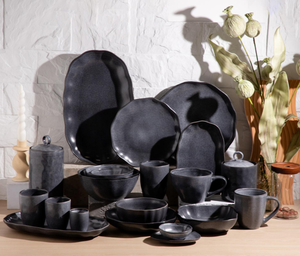 Juego de Vajilla de Cerámica Reactiva Negra Mate Personalizada al por Mayor, Platos y Tazones de Gres con Forma Orgánica, Diseño y Logotipo Gratuitos Disponibles - Product Image 1