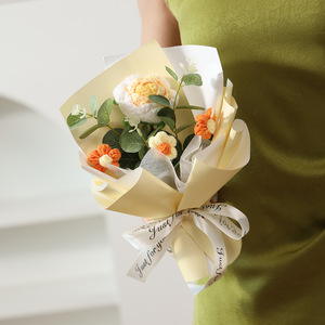 Bouquet de roses en crochet fait main en gros avec emballage en papier, roses en fil pour la Saint-Valentin, la remise des diplômes, les mariages et les cadeaux pour demoiselles d'honneur - Product Image 5