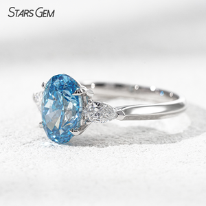 Bague de fiançailles trois pierres en or blanc 10 carats, diamant bleu de laboratoire ovale 2,5 carats, certifiée IGI Starsgem - Product Image 3