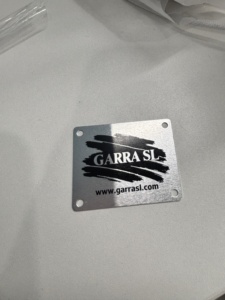 Targhette Quadrate Personalizzate in Alluminio con Logo Stampato e Fori di Montaggio - Product Image 2