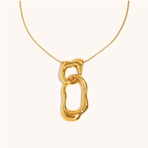 Collier pendentif en acier inoxydable plaqué or 18 carats, style vintage, gravé sur mesure, anti-ternissement, pour femmes, idéal pour les mariages (vente en gros) - Product Image 1