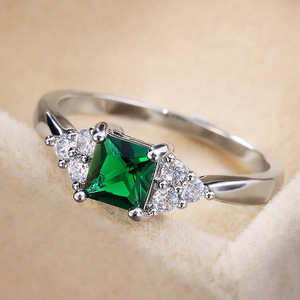 Anello di Moda in Pietra Verde, Design Minimalista ed Elegante, Gioiello da Donna per Uso Quotidiano, Anello Statement - Product Image 3
