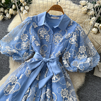 Robe chemise élégante à broderie florale, manches bouffantes, ceinture, coupe trapèze, longueur midi, pour le printemps et l'été